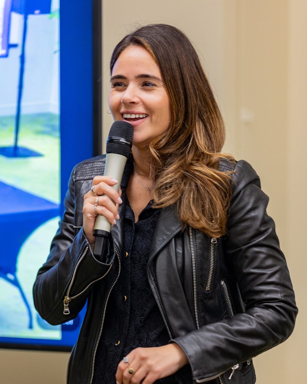 Laetitia Lamari au micro lors d'un événement Brands 2 Buyers