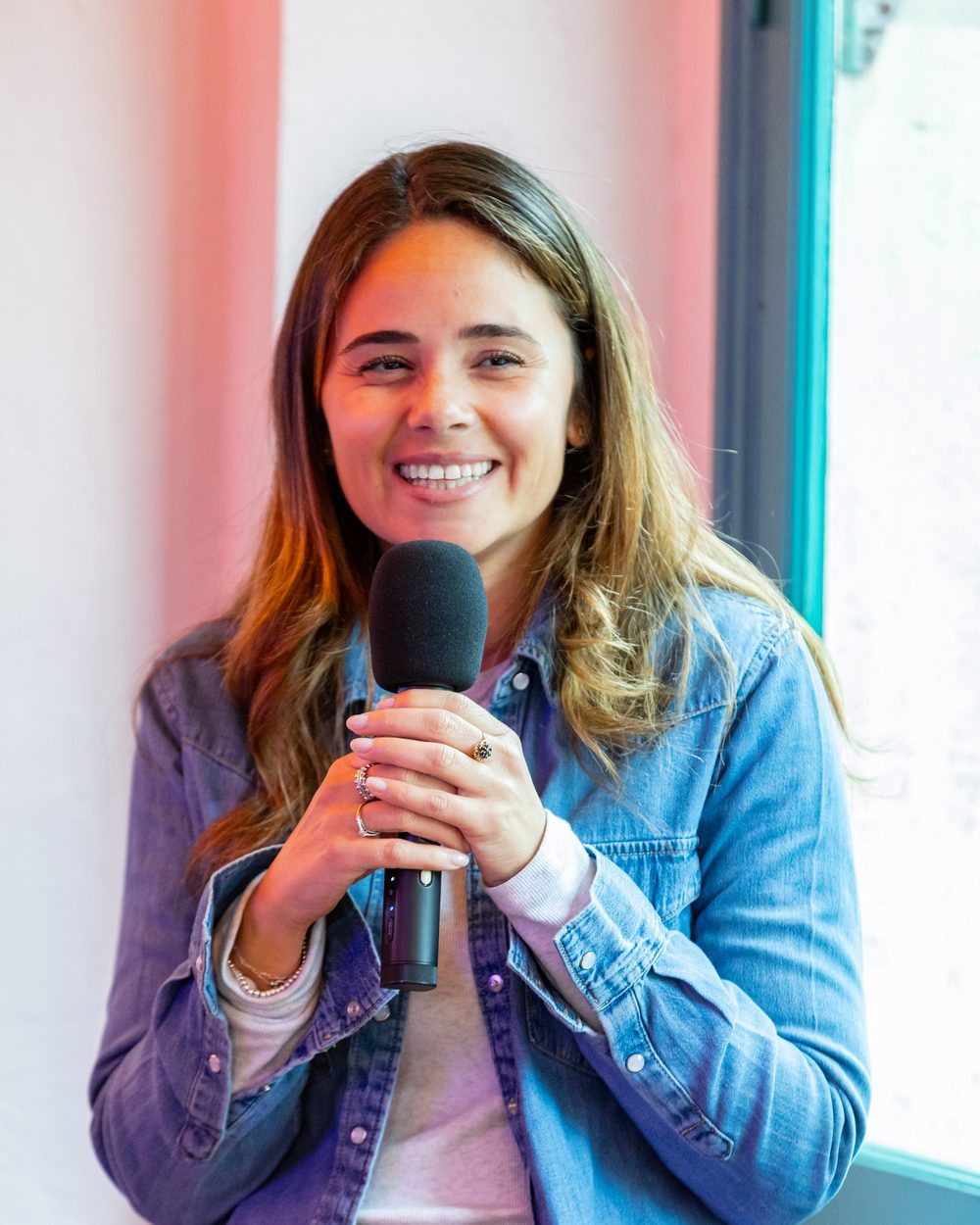 Laetitia Lamari au micro lors d'un événement WIRE