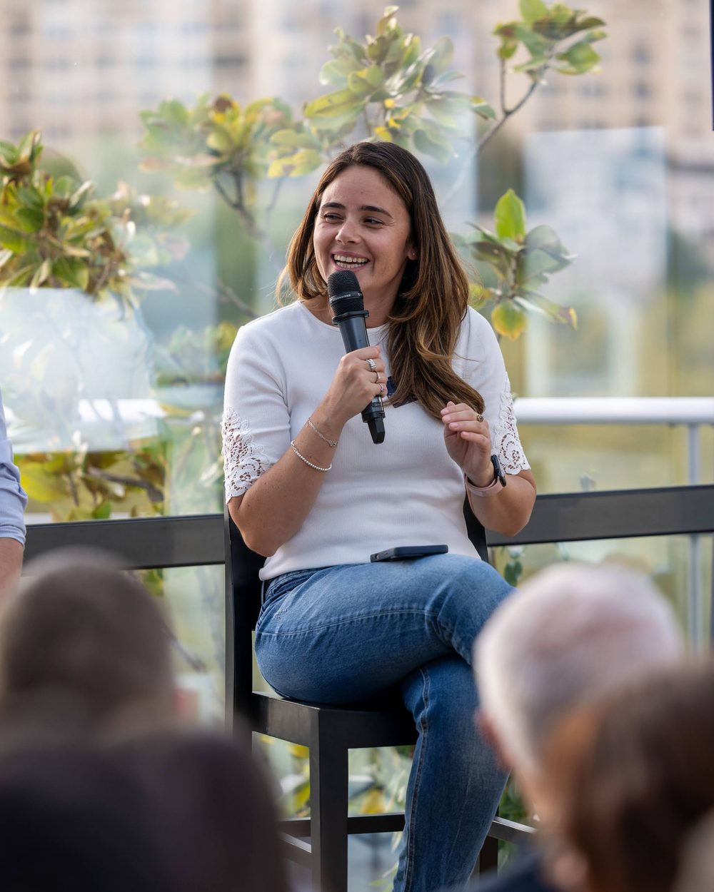 Laetitia Lamari en table ronde, au micro, aux côtés d'Adrien Naeem