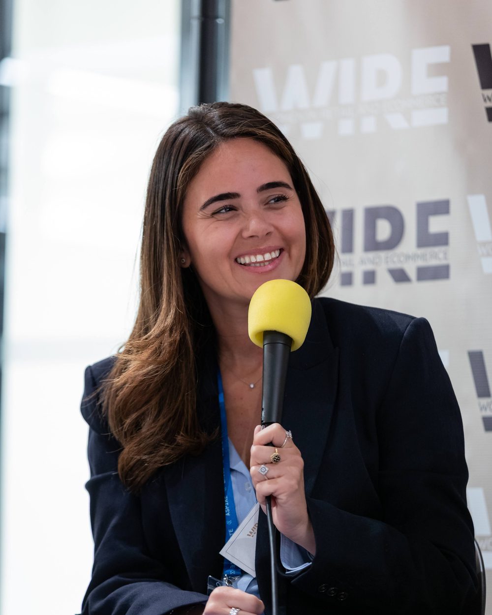 Laetitia Lamari au micro lors d'un WIRE · The Happy Hour